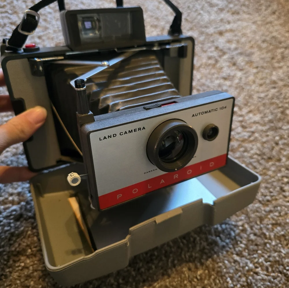 Vintage Retro Polaroid Land Camera Automatic 104 W/ Flash Bulbs & Case UNTESTED